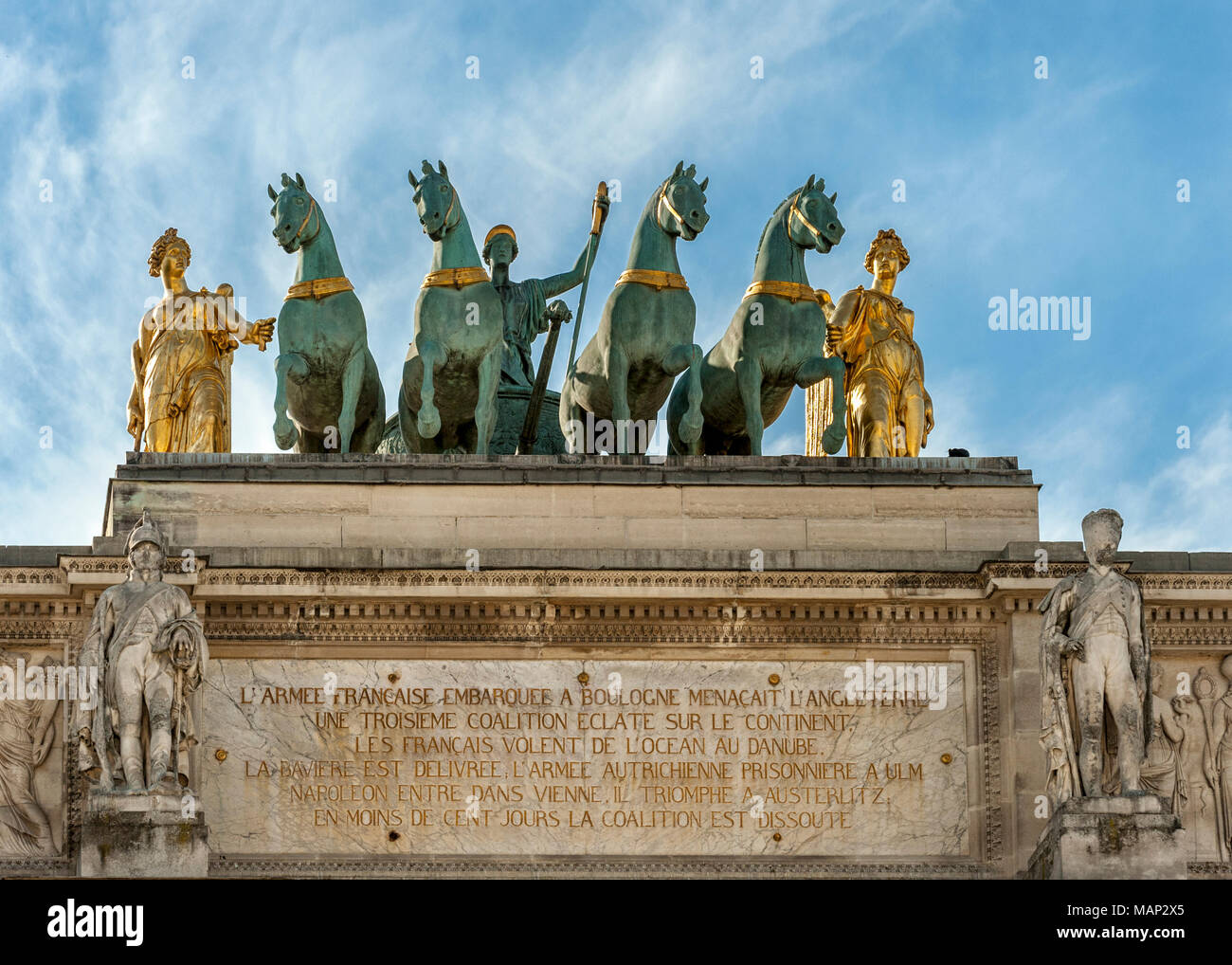 PARIGI, FRANCIA - 07 MAGGIO 2011: Statua di un Cariota a quattro cavalli in cima all'Arco di Trionfo del Carrousel Foto Stock