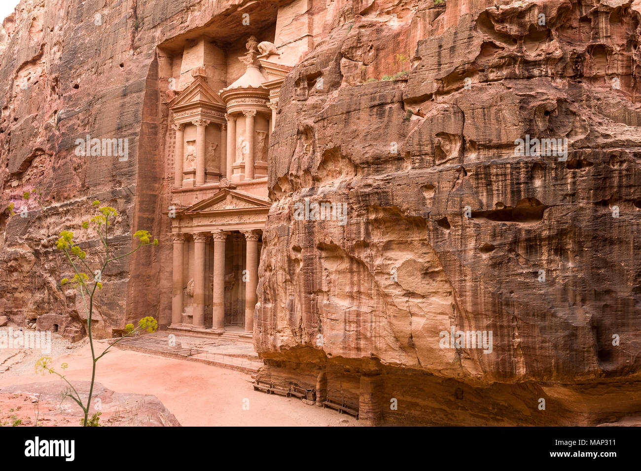 Vista sul tesoro o al Khazneh nel sito storico e archeologico di Petra nel sud giordana. Foto Stock