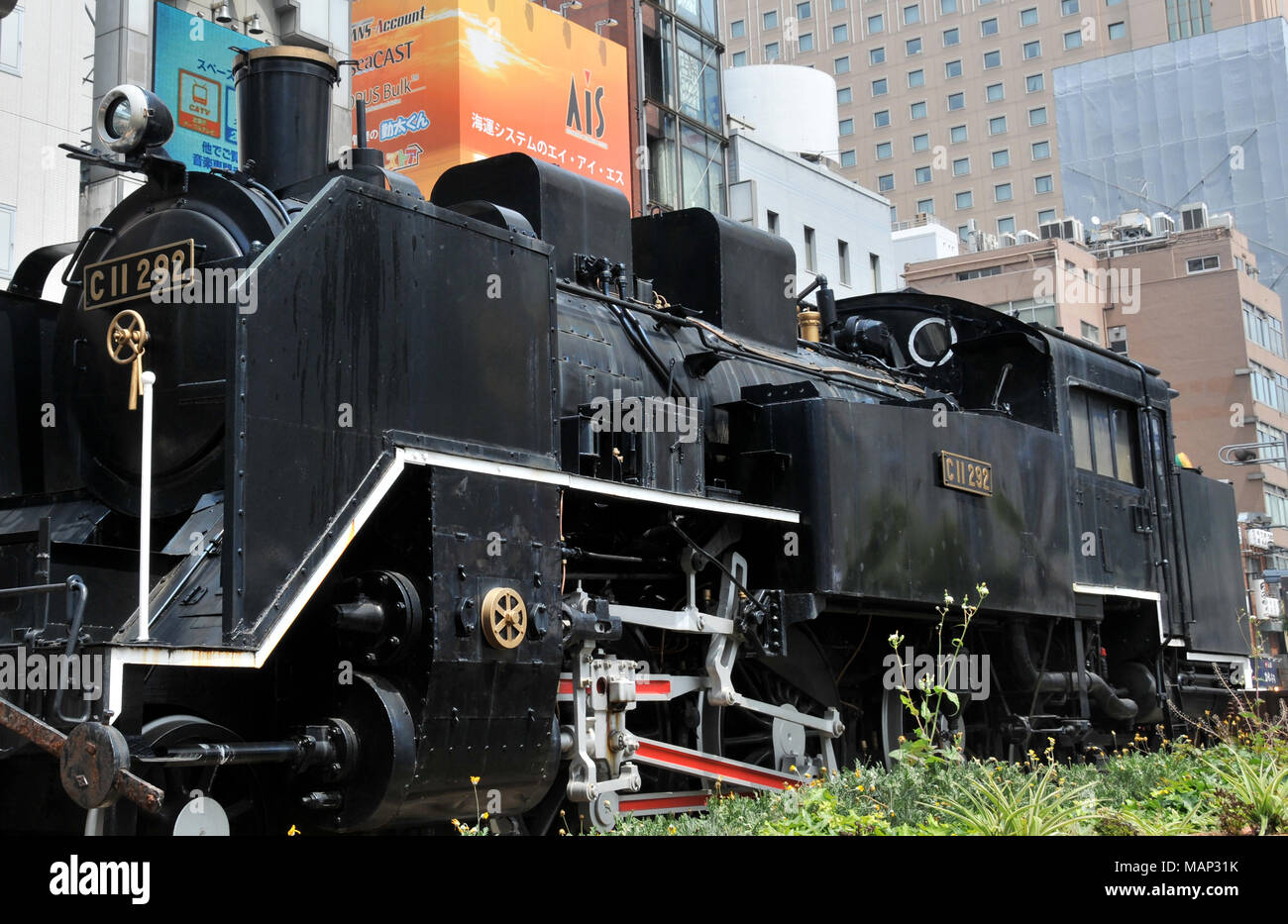 Vecchia locomotiva a vapore nella parte anteriore della stazione di Shimbashi in Minato-Ku, Tokyo, Giappone Foto Stock