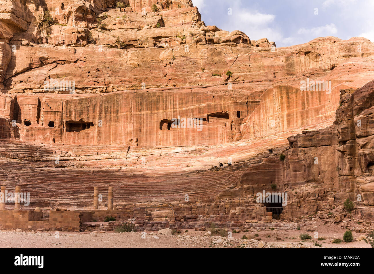 Nabatean teatro al centro del sito archeologico di Petra in Giordania. Foto Stock