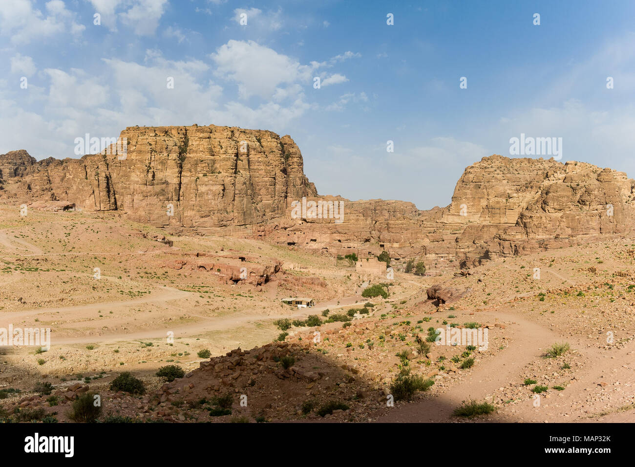 Vista generale su Petra storico e archeologico della città nel sud del governatorato giordane di Ma'an. Foto Stock