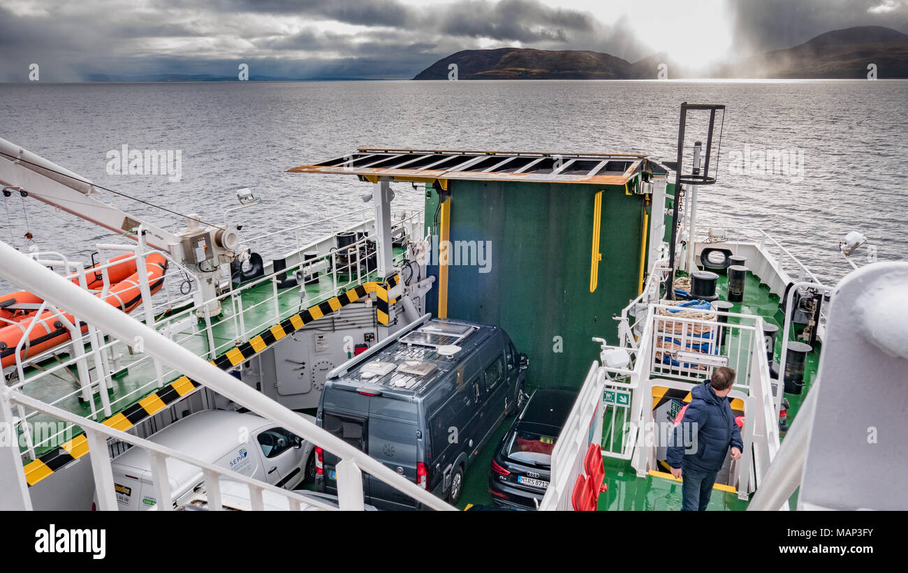 Il Caledonian MacBrayne traghetti che viaggiano da Claonaig sulla penisola di Kintyre della Scozia per Lochranza sull'isola di Arran. Foto Stock