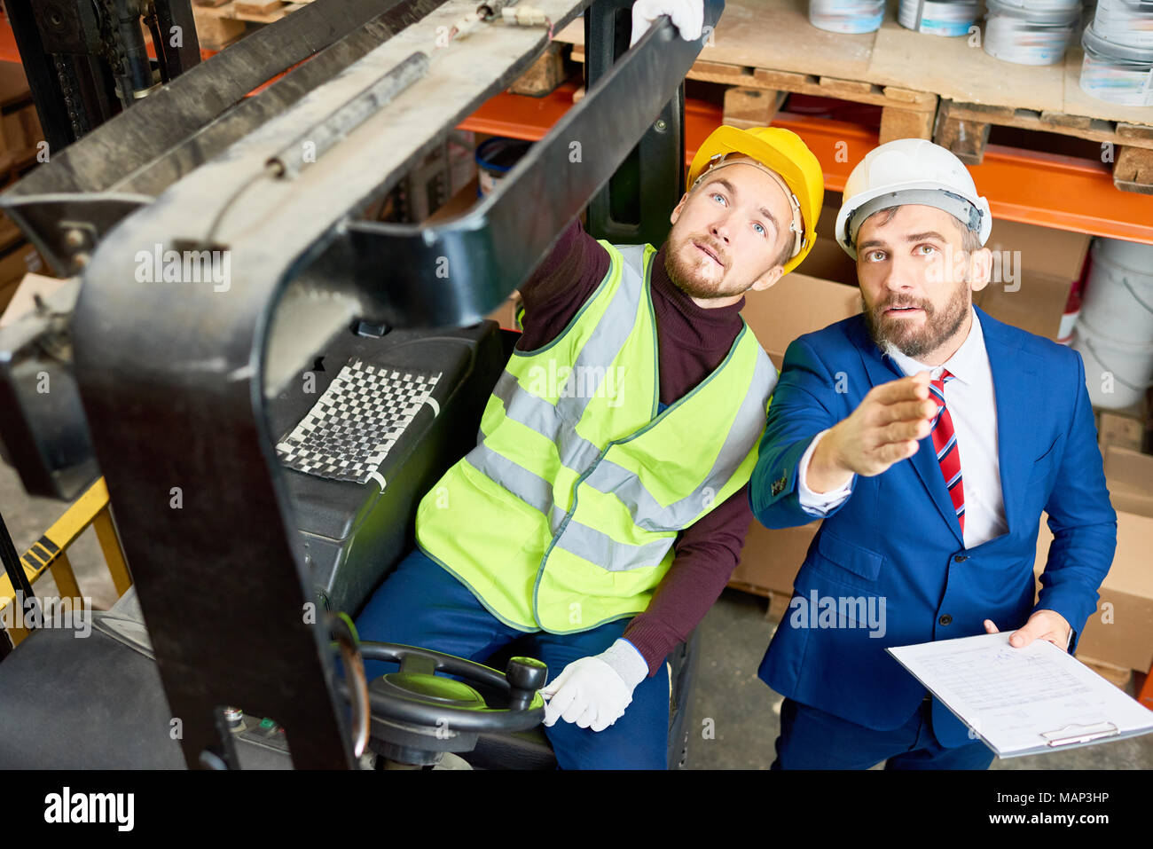 Responsabile magazzino dando istruzioni al Mover Foto Stock