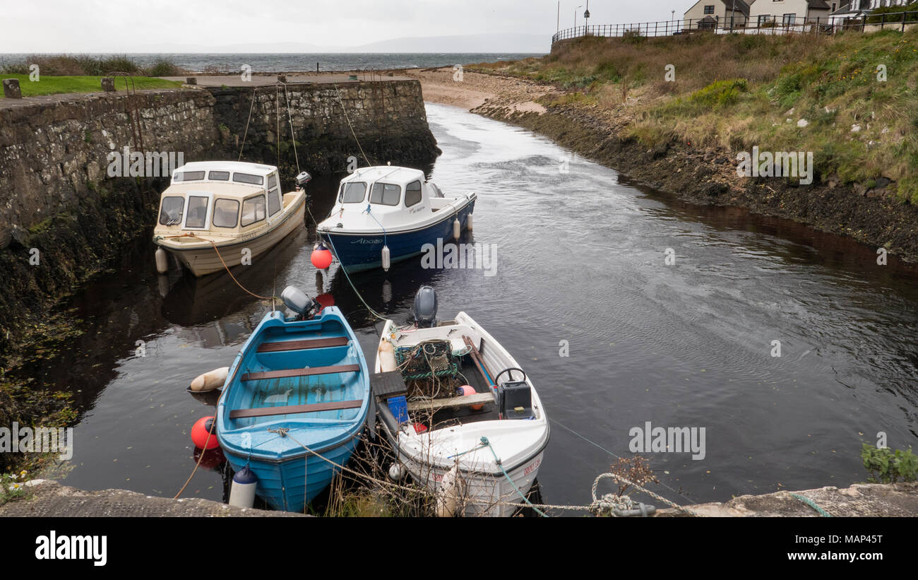 Blackwaterfoot porto che si trova sulla costa occidentale dell'isola di Arran, Scozia Foto Stock