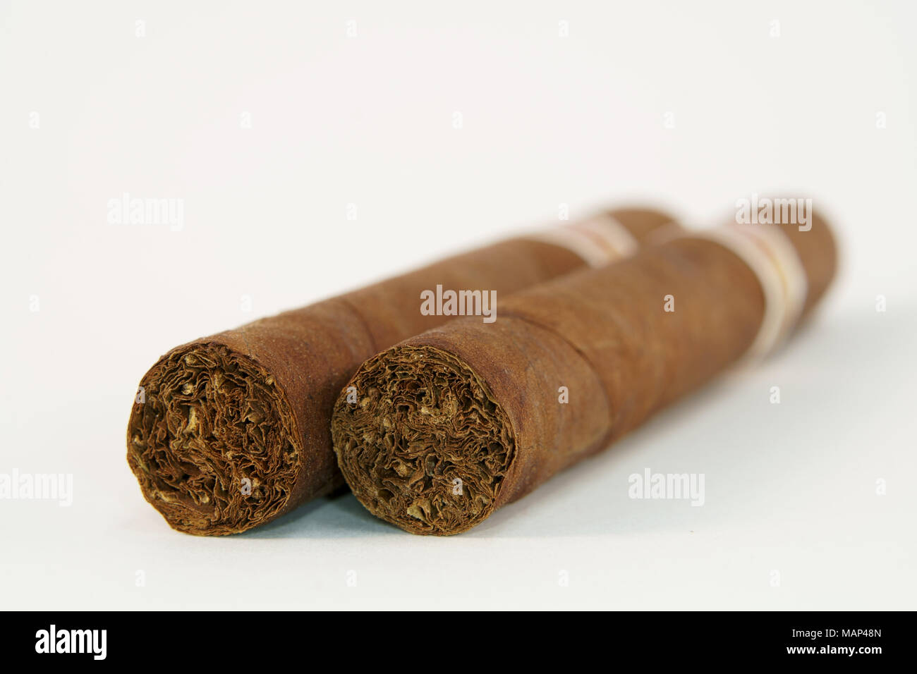 Due sigari cubani pronti a fumare Due sigari cubani pronti per il fumo Foto  stock - Alamy