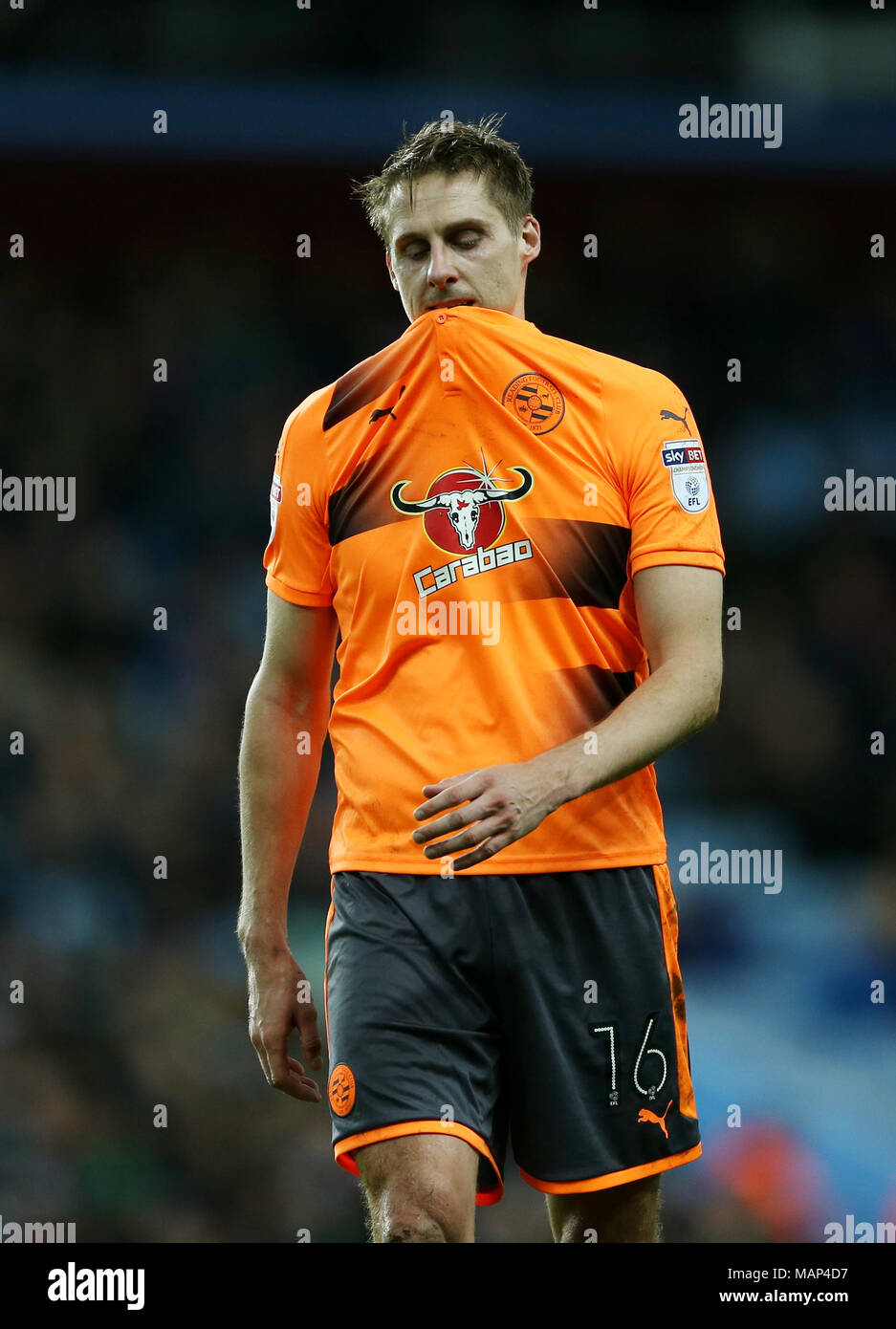 David Edwards di Reading reagisce mentre gli viene mostrata una carta rossa per una sfida su Birkir Bjarnason di Aston Villa durante la partita del campionato Sky Bet a Villa Park, Birmingham. PREMERE ASSOCIAZIONE foto. Data immagine: Martedì 3 aprile 2018. Visita la villa DI CALCIO PA Story. Il credito fotografico dovrebbe essere: Tim Goode/PA Wire. RESTRIZIONI: Nessun utilizzo con audio, video, dati, elenchi di apparecchi, logo di club/campionato o servizi "live" non autorizzati. L'uso in-match online è limitato a 75 immagini, senza emulazione video. Nessun utilizzo nelle scommesse, nei giochi o nelle pubblicazioni di singoli club/campionati/giocatori. Foto Stock