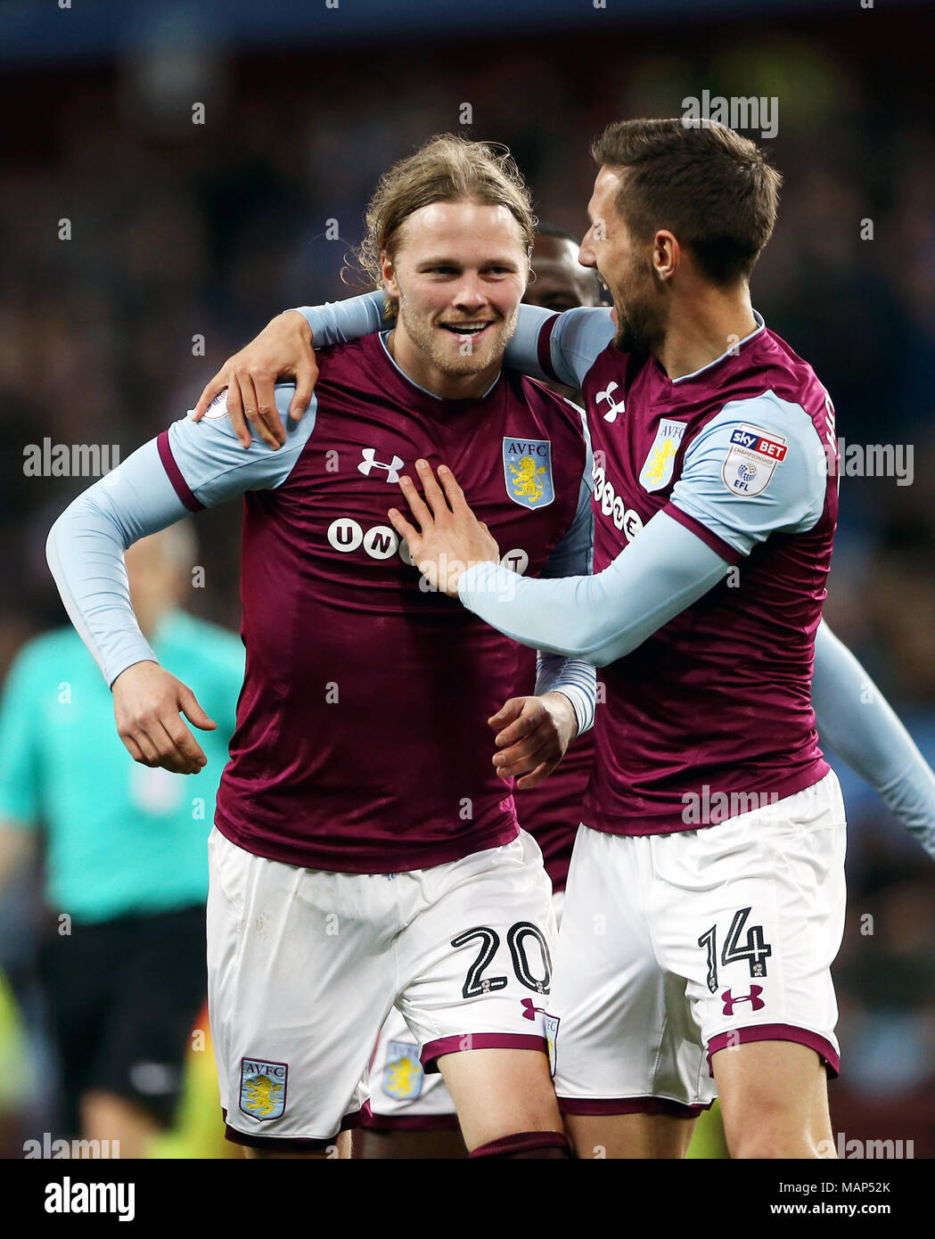 Aston Villa Birkir Bjarnason (sinistra) punteggio celebra il suo lato del primo obiettivo del gioco con il compagno di squadra Conor Hourihane durante il cielo di scommessa match del campionato a Villa Park, Birmingham. Foto Stock
