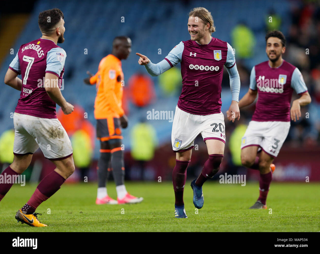 Aston Villa Birkir Bjarnason (destra) punteggio celebra il suo lato del primo obiettivo del gioco con il compagno di squadra Robert Snodgrass durante il cielo di scommessa match del campionato a Villa Park, Birmingham. Foto Stock