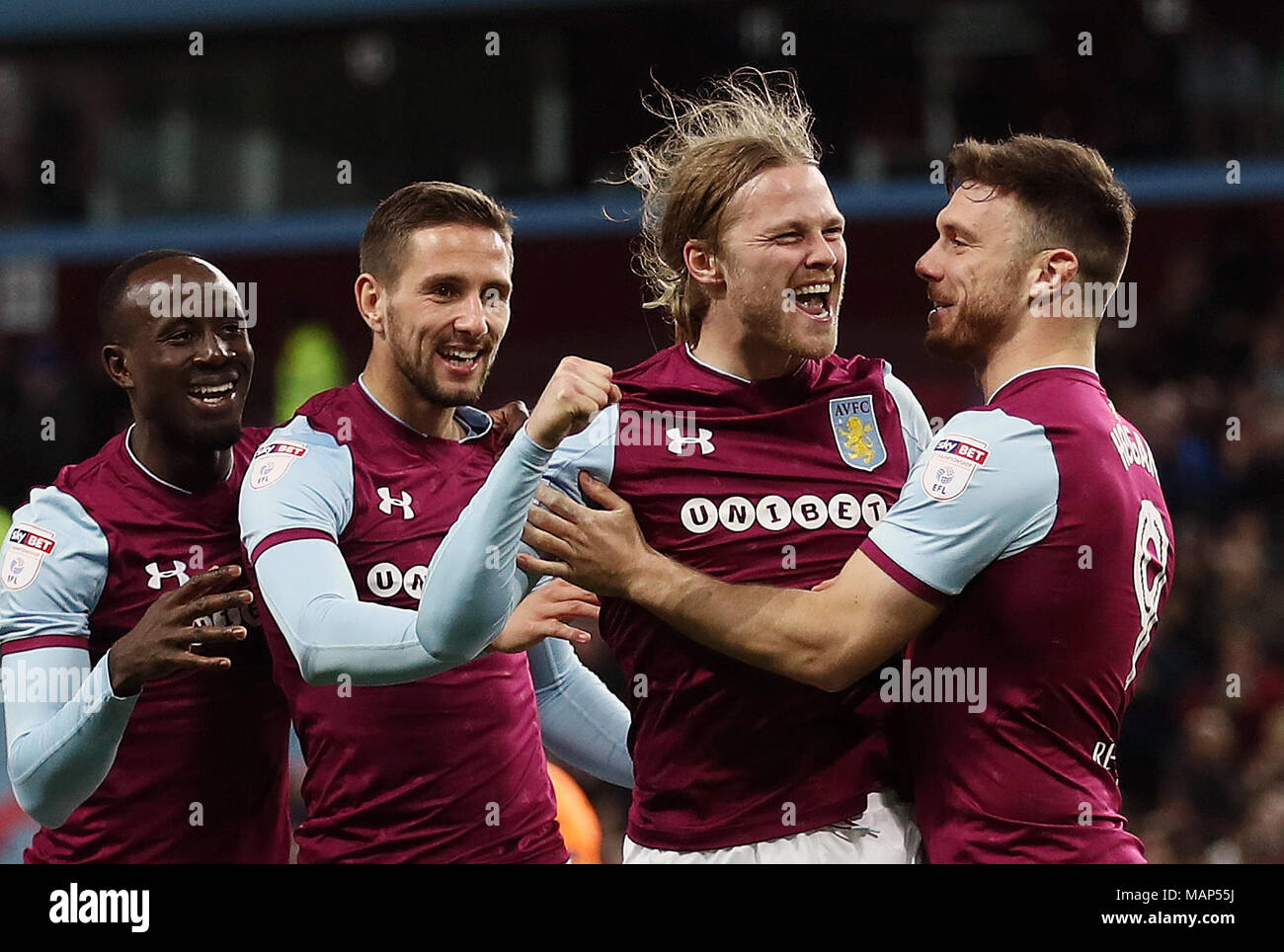 Aston Villa Birkir Bjarnason punteggio celebra il suo lato del primo obiettivo del gioco con i tuoi compagni di squadra durante il cielo di scommessa match del campionato a Villa Park, Birmingham. Foto Stock