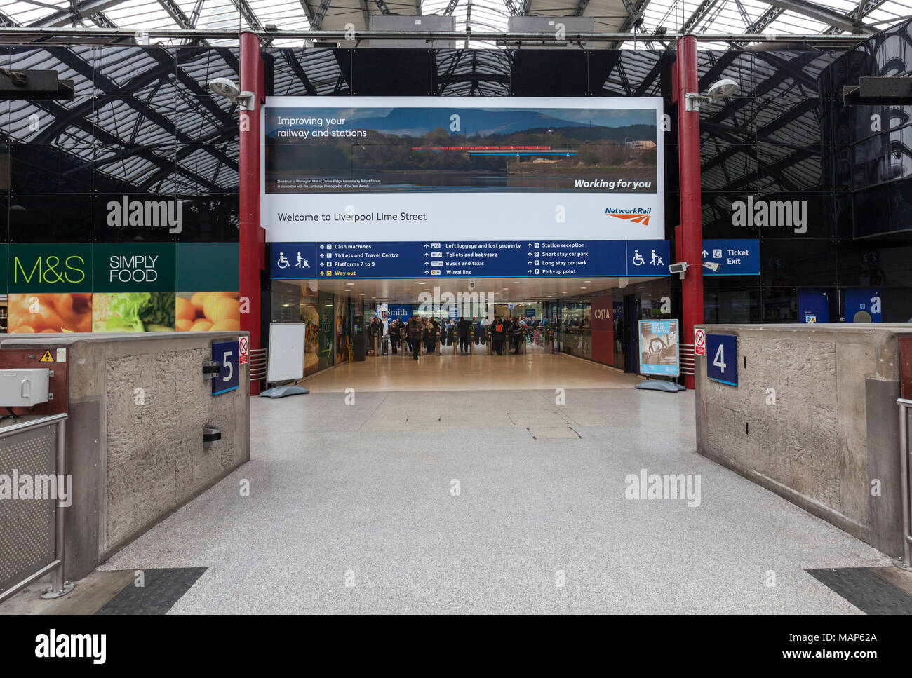 14/04/2017 Liverpool Lime Street Station, stazione poster di promozione rete guida all'ingresso del concourse Foto Stock