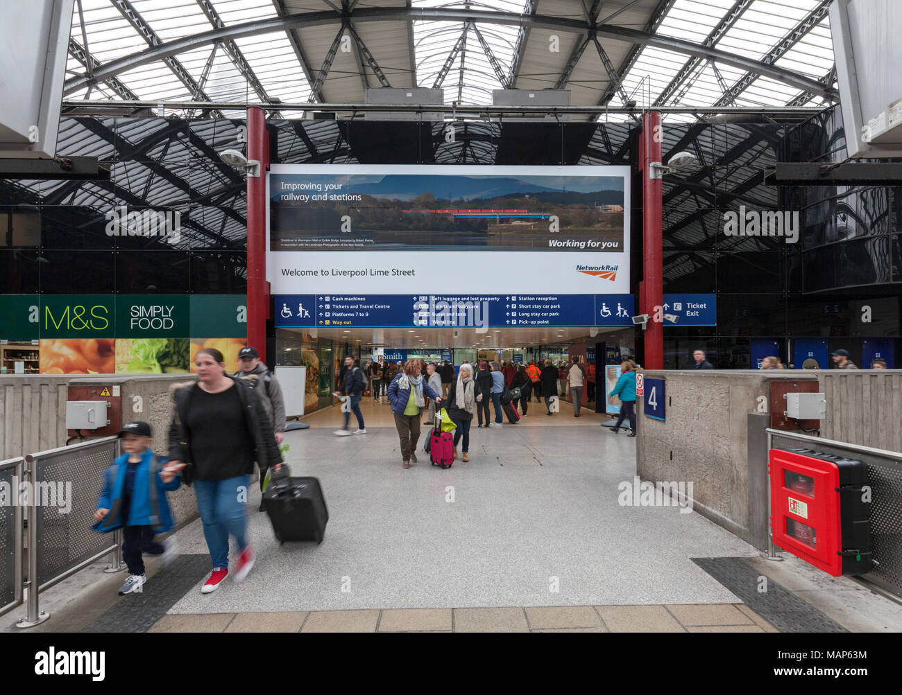 14/04/2017 Liverpool Lime Street Station, stazione poster di promozione rete guida all'ingresso del concourse Foto Stock