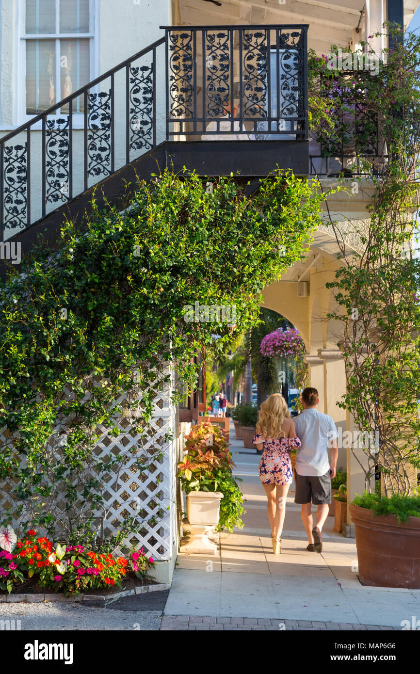 Giovane camminare sotto arcata del centro storico di Napoli Palazzo Mercantile lungo la terza strada dello shopping, Naples, Florida, Stati Uniti d'America Foto Stock