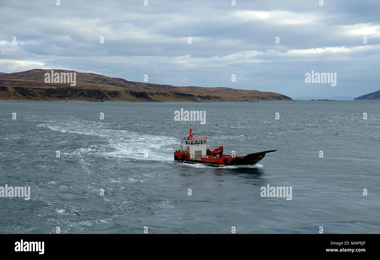 Feolin traghetto da Jura, avvicinando Port Askaig, isola di Islay, Scozia Foto Stock