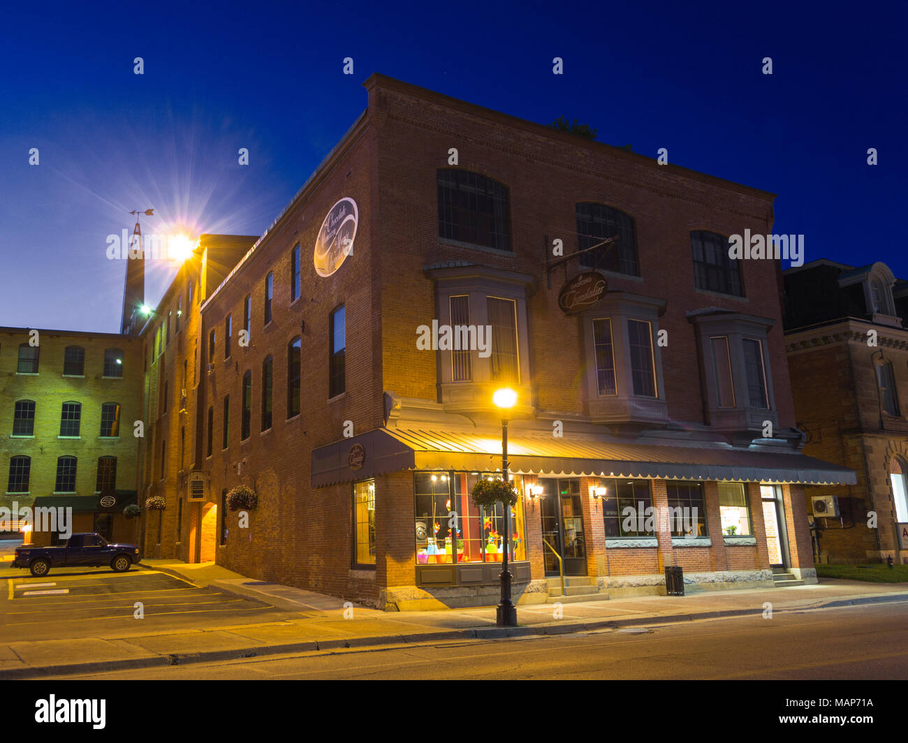 Vista notturna di Ganong illuminate il negozio di cioccolato e museo di Santo Stefano, New Brunswick, Canada fondata nel 1873 Foto Stock