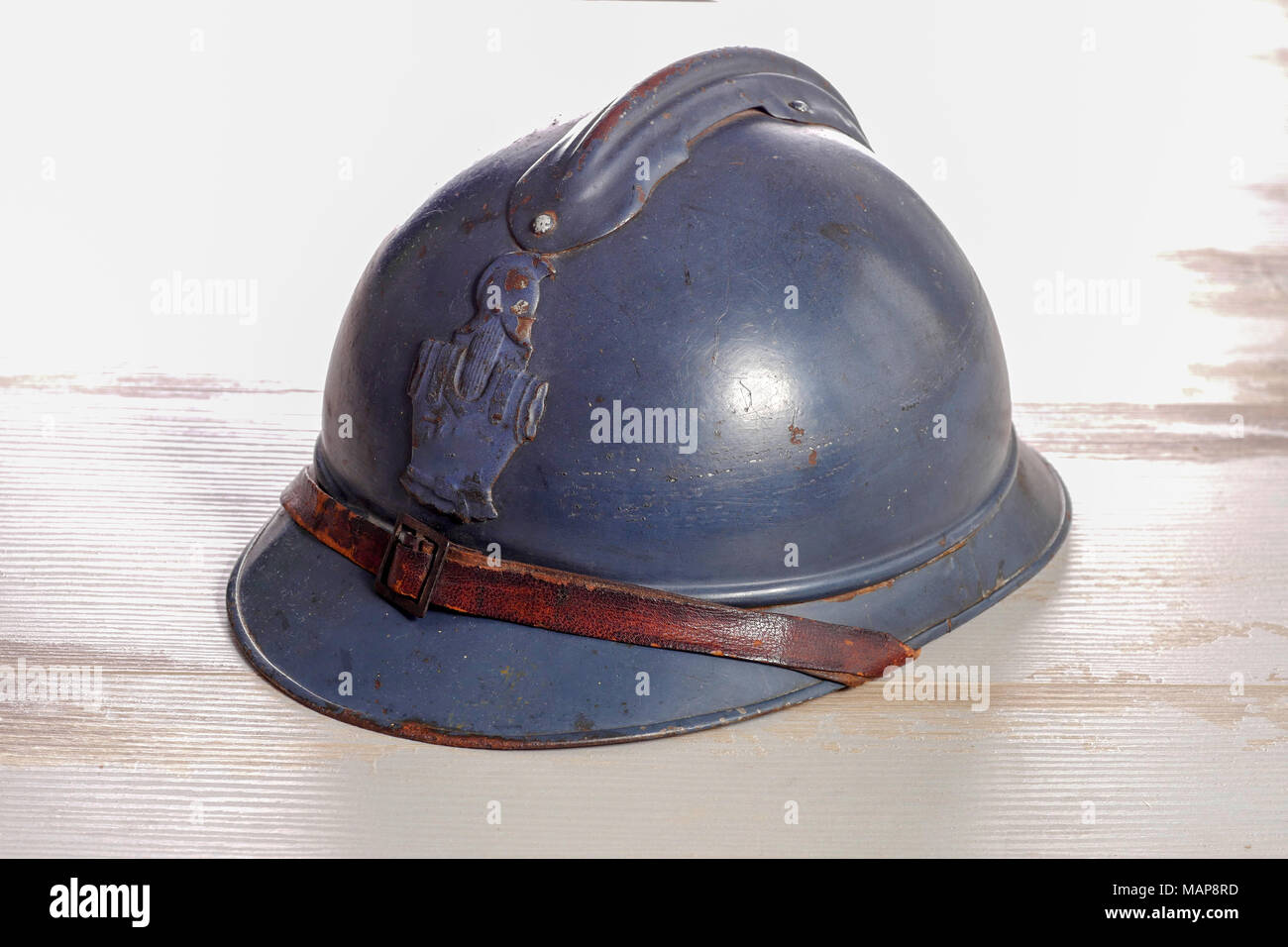 Un francese elmetto militare della prima guerra mondiale sul tavolo di  legno Foto stock - Alamy