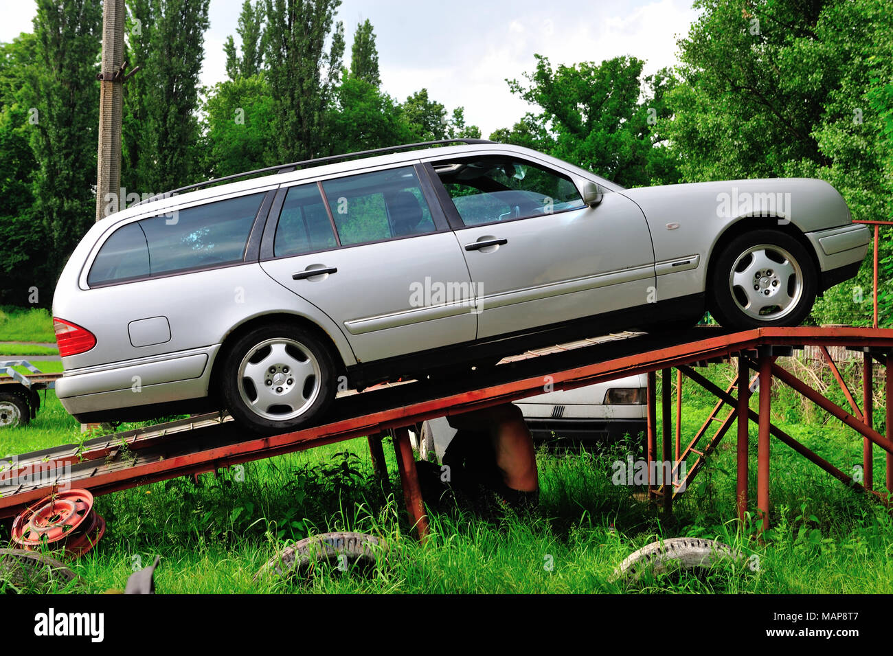 Mercedes-Benz, auto, diesel, benzina, costo, parcheggio, guida, arresto, pedaggio stradale, distanza, chilometri, miglia, motore, vecchio, in fiamme, uso, usato, Foto Stock