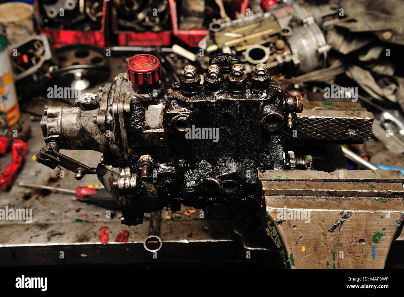 Auto, riparazione, diesel, pompe, potenza, distrutto, riparazione,  rigenerazione, vecchio, tecnologia, motori, metallo, officina, lavoro Foto  stock - Alamy