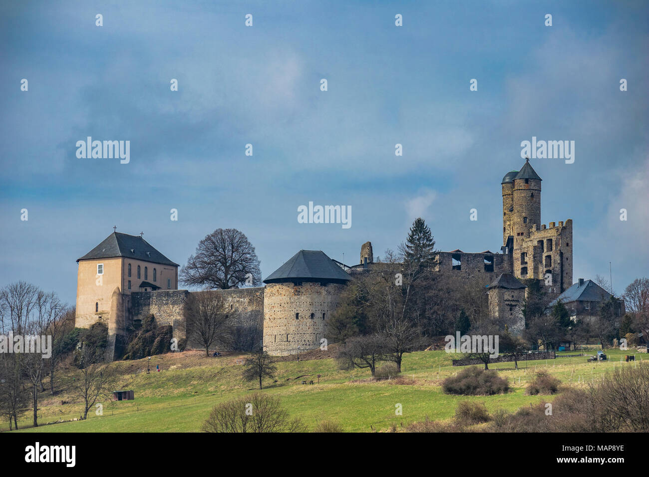 Castello Greifenstein, Burg Greifenstein, Greifenstein, Germania, evidenziato per la sua doppia cappella (L), twin-turrito bergfried (R) e il museo della campana Foto Stock