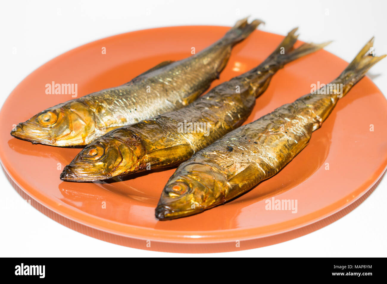 Fumato aringa del Baltico pesce in una piastra Foto stock - Alamy