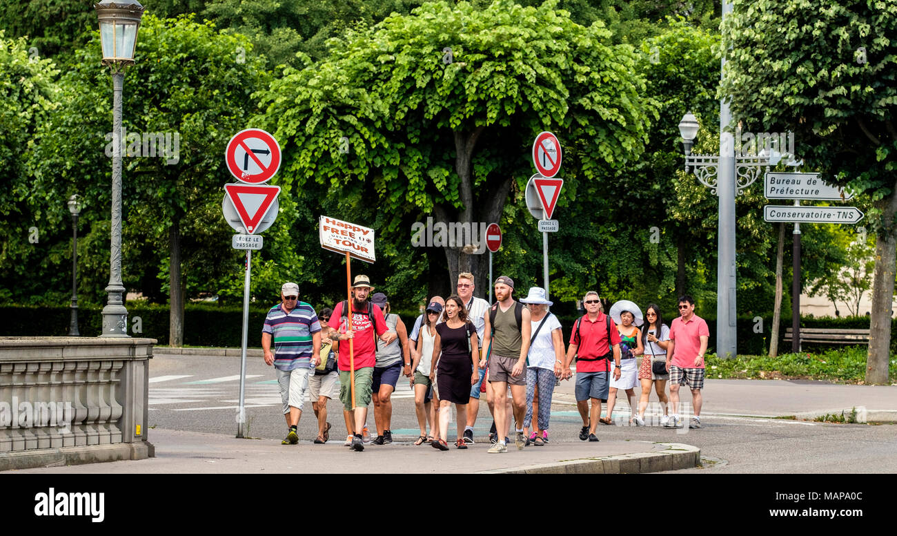 Felice visita gratuita walking tour guidato, turisti, estate, Strasburgo, Alsazia, Francia, Europa Foto Stock