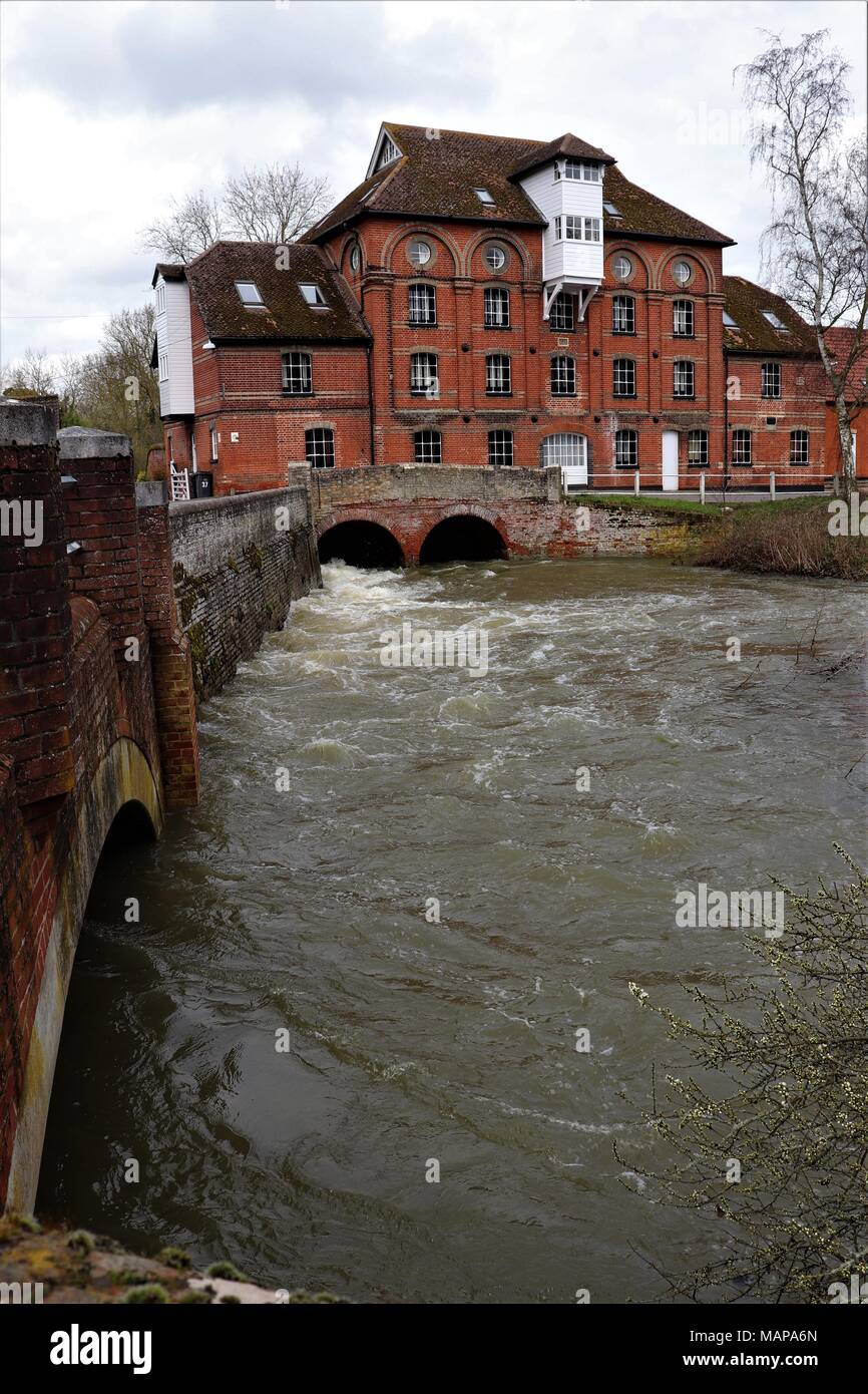 Il fiume Gipping nell ondata di Hawke's Mill, Needham Market, Suffolk REGNO UNITO Foto Stock
