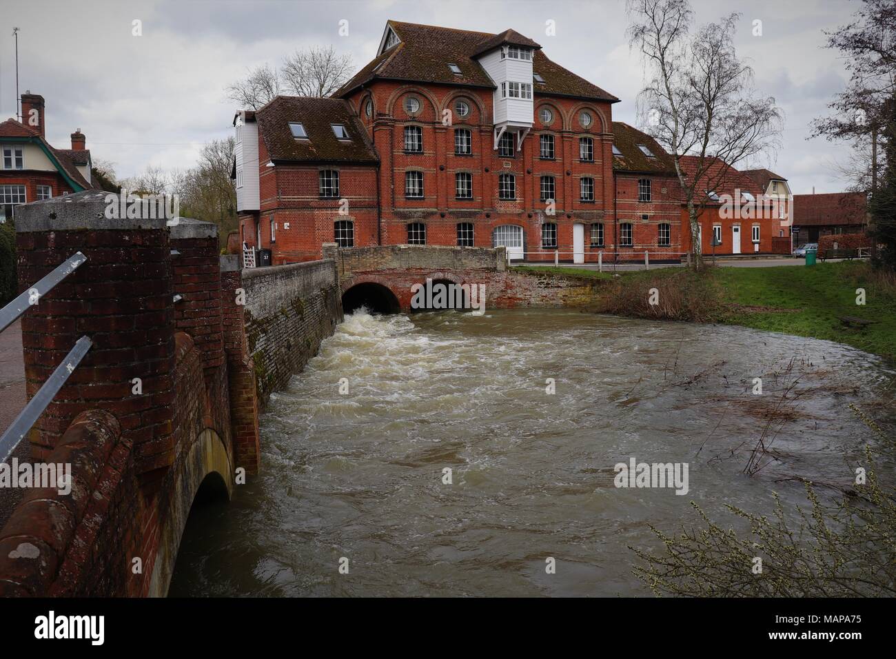 Il fiume Gipping nell ondata di Hawke's Mill, Needham Market, Suffolk REGNO UNITO Foto Stock