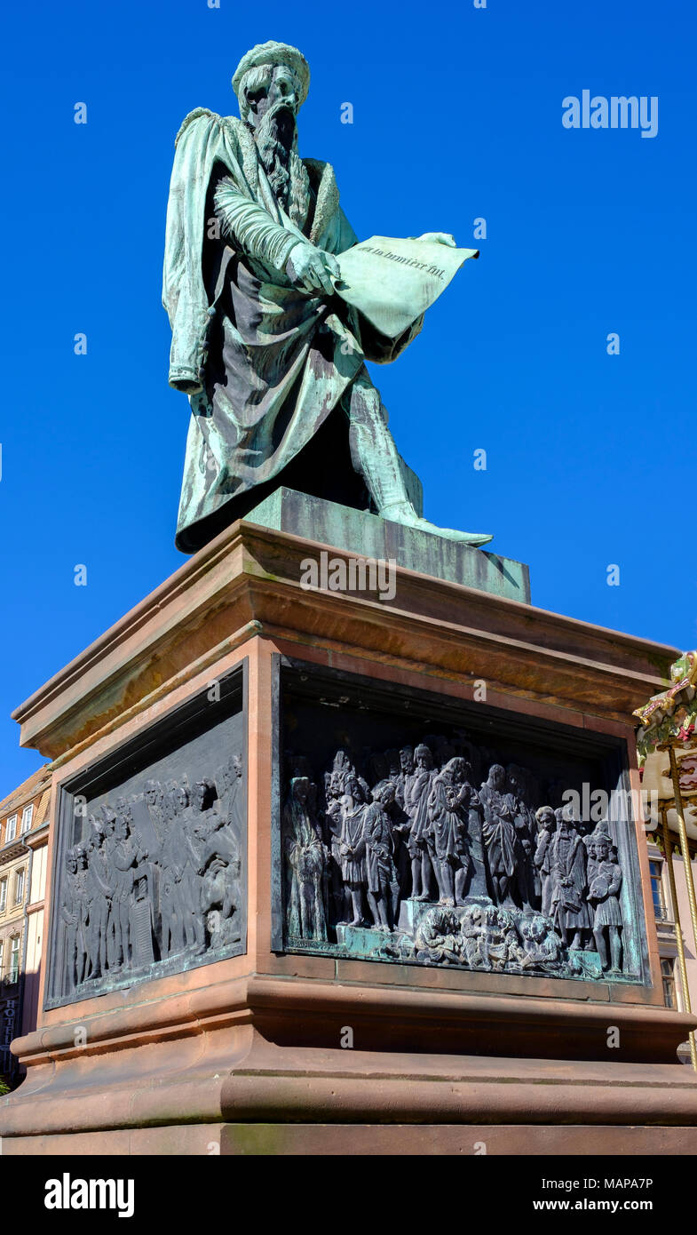 Statua di Gutenberg Strasburgo, scultore David D'Angers 1840, Luogo piazza Gutenberg, estate, cielo blu, Strasburgo, Alsazia, Francia, Europa Foto Stock