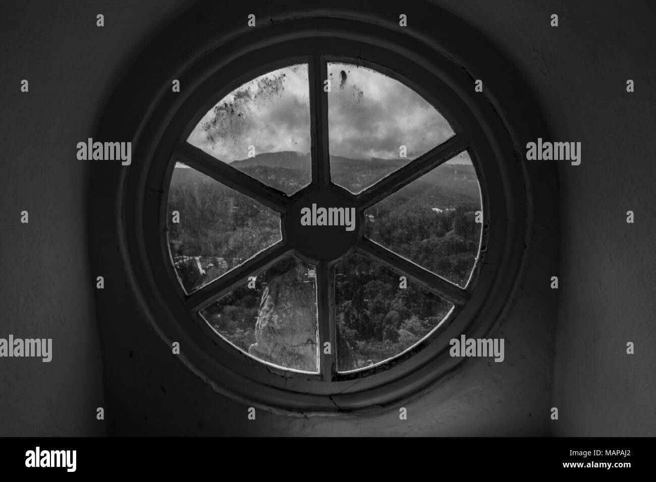 Vista da una finestra sporca Foto Stock