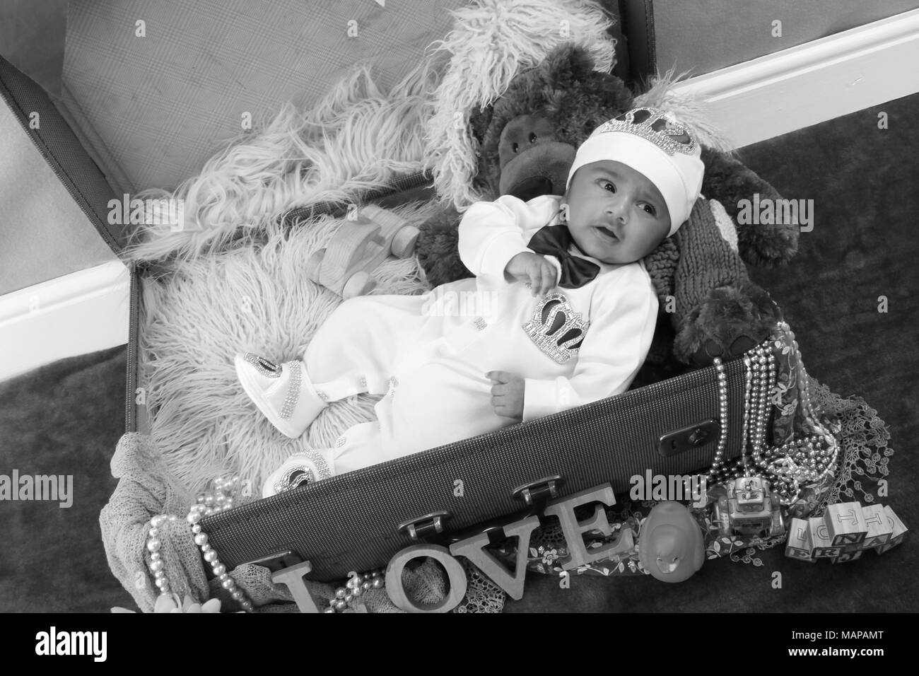 10 settimana etnica vecchio baby boy in valigia vintage Foto Stock