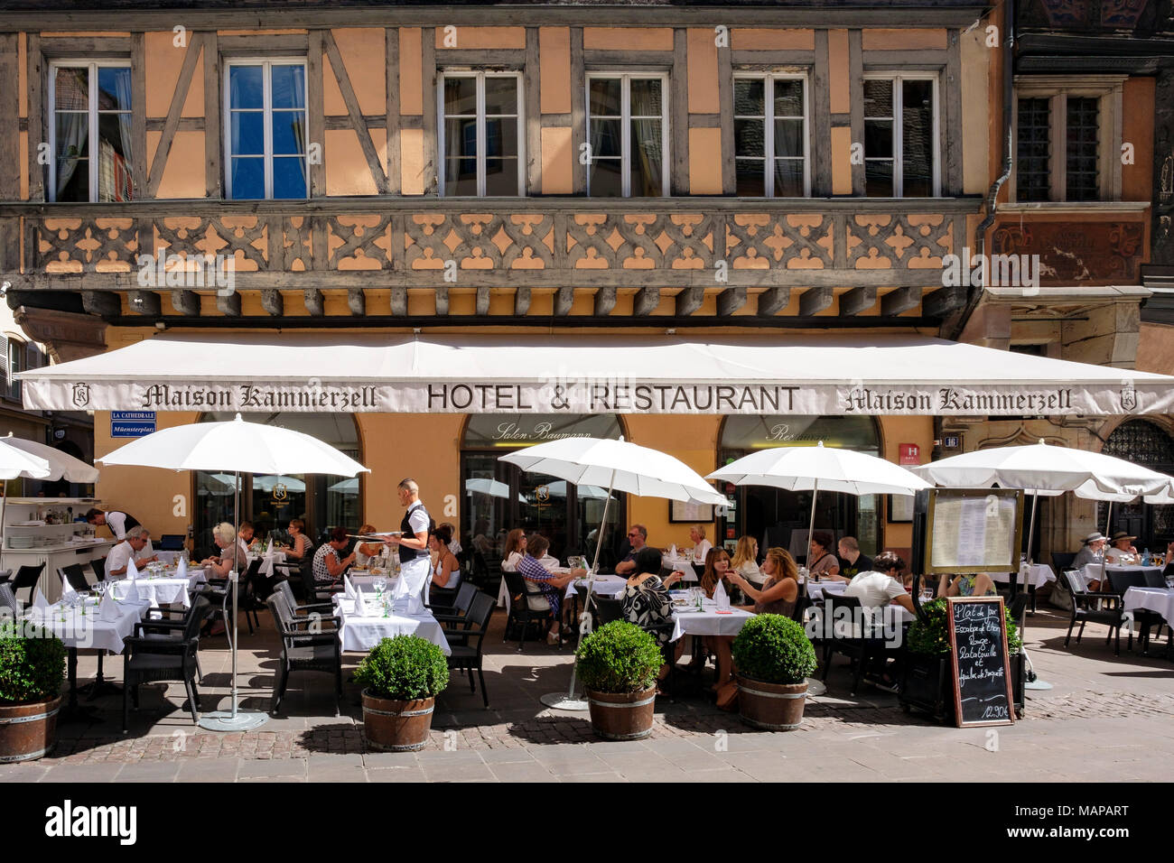 Alfresco terrazza ristorante, i clienti di un pranzo, Maison Kammerzell casa medioevale, XVI secolo, Strasburgo, Alsazia, Francia, Europa Foto Stock