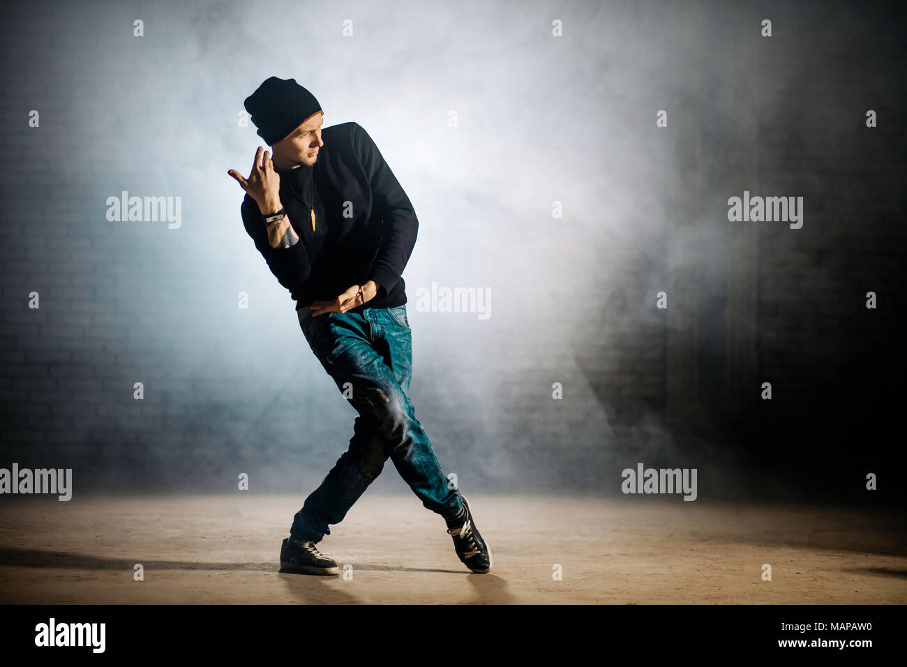L'uomo raffiguranti spiare la strada Foto Stock