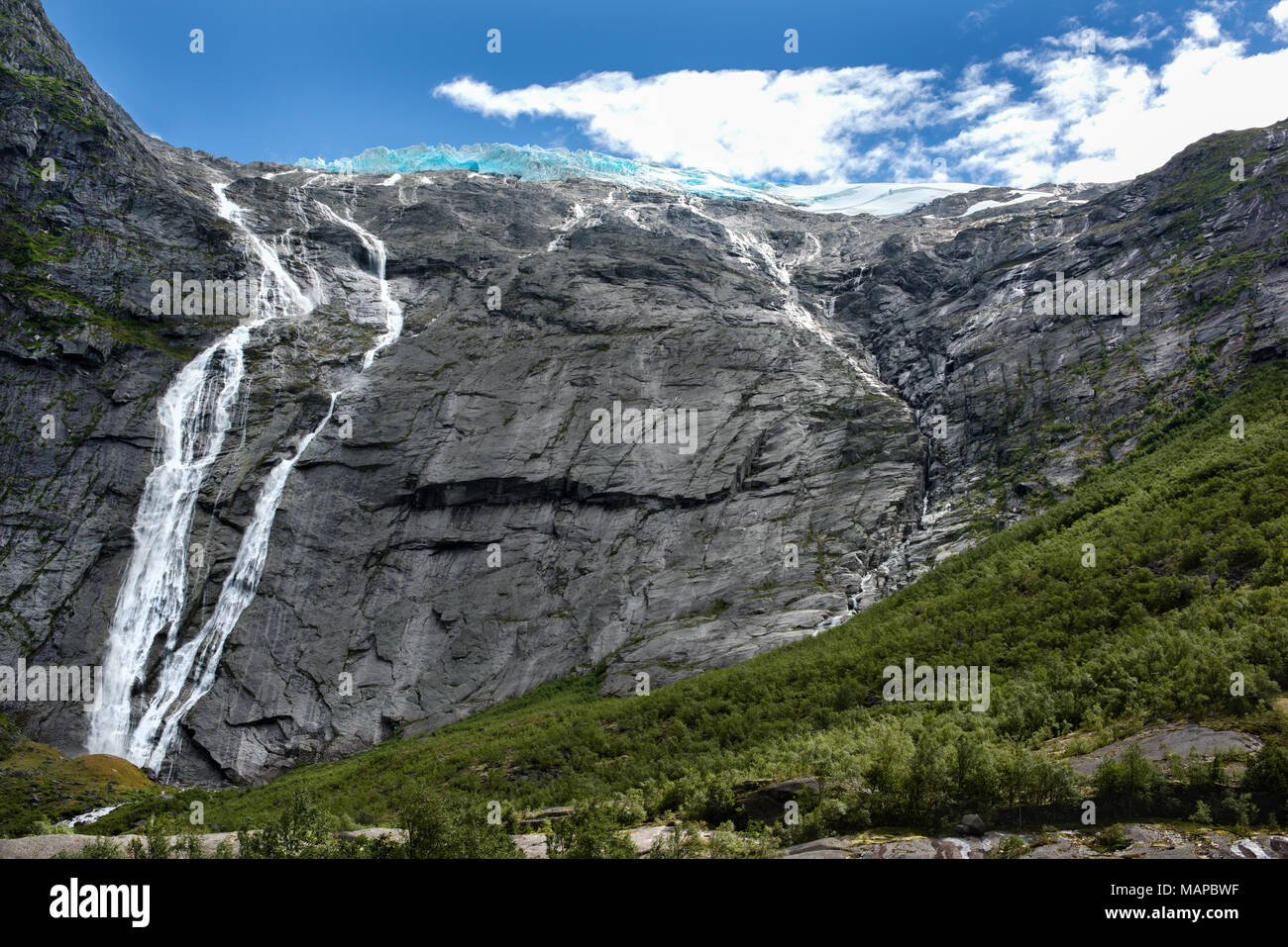 La cascata dal ghiacciaio di fusione nella valle Briksdalsbreen Jostedalsbreen nel Parco Nazionale della Norvegia. Foto Stock