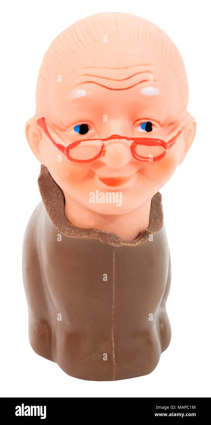 Coniglio di cioccolato corpo con la nonna testa di bambola. Isolato. Divertimento umorismo. Abstract. Foto Stock