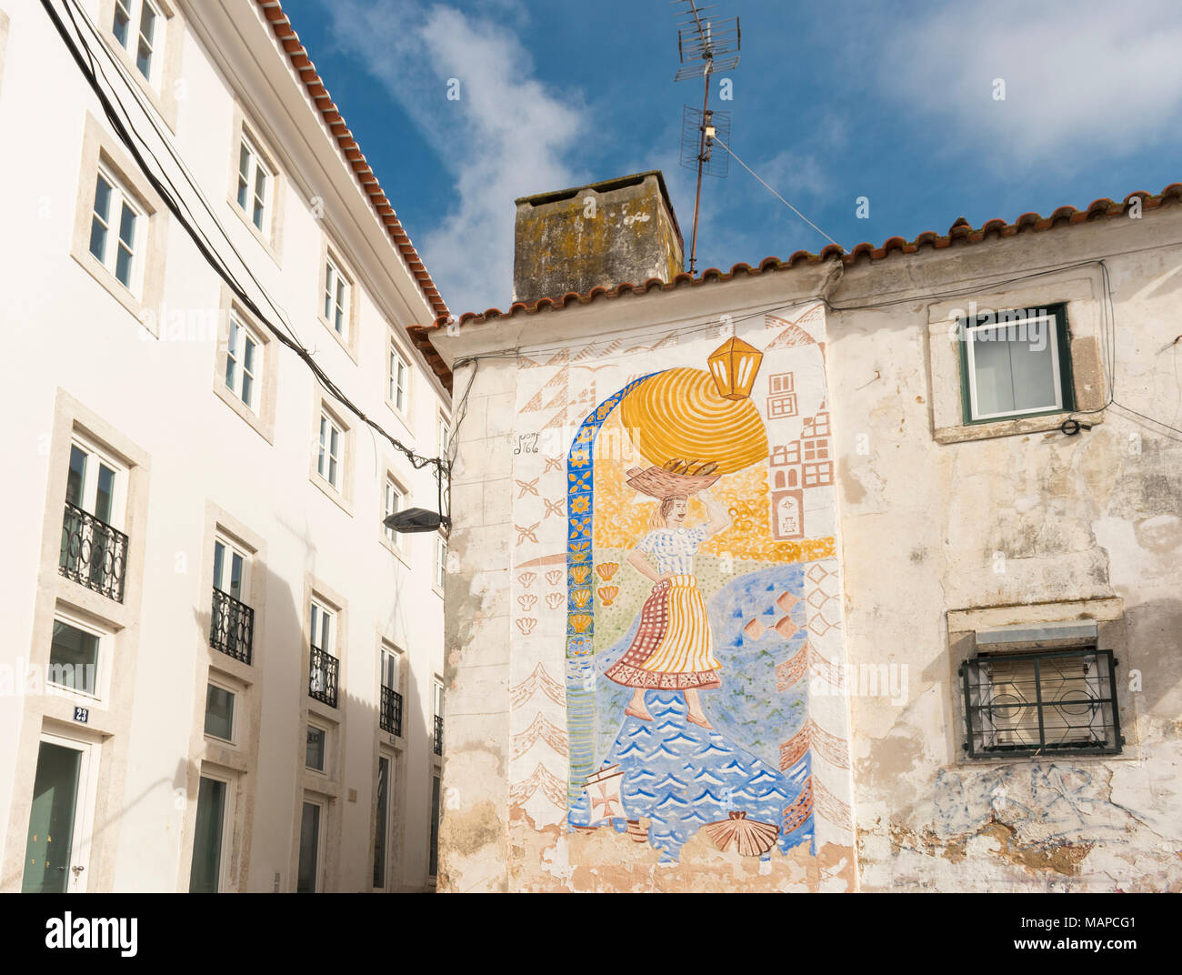 Arte di strada nella forma di grandi pitture murali nello storico quartiere Alfama quartiere nel centro di Lisbona, Portogallo. Foto Stock