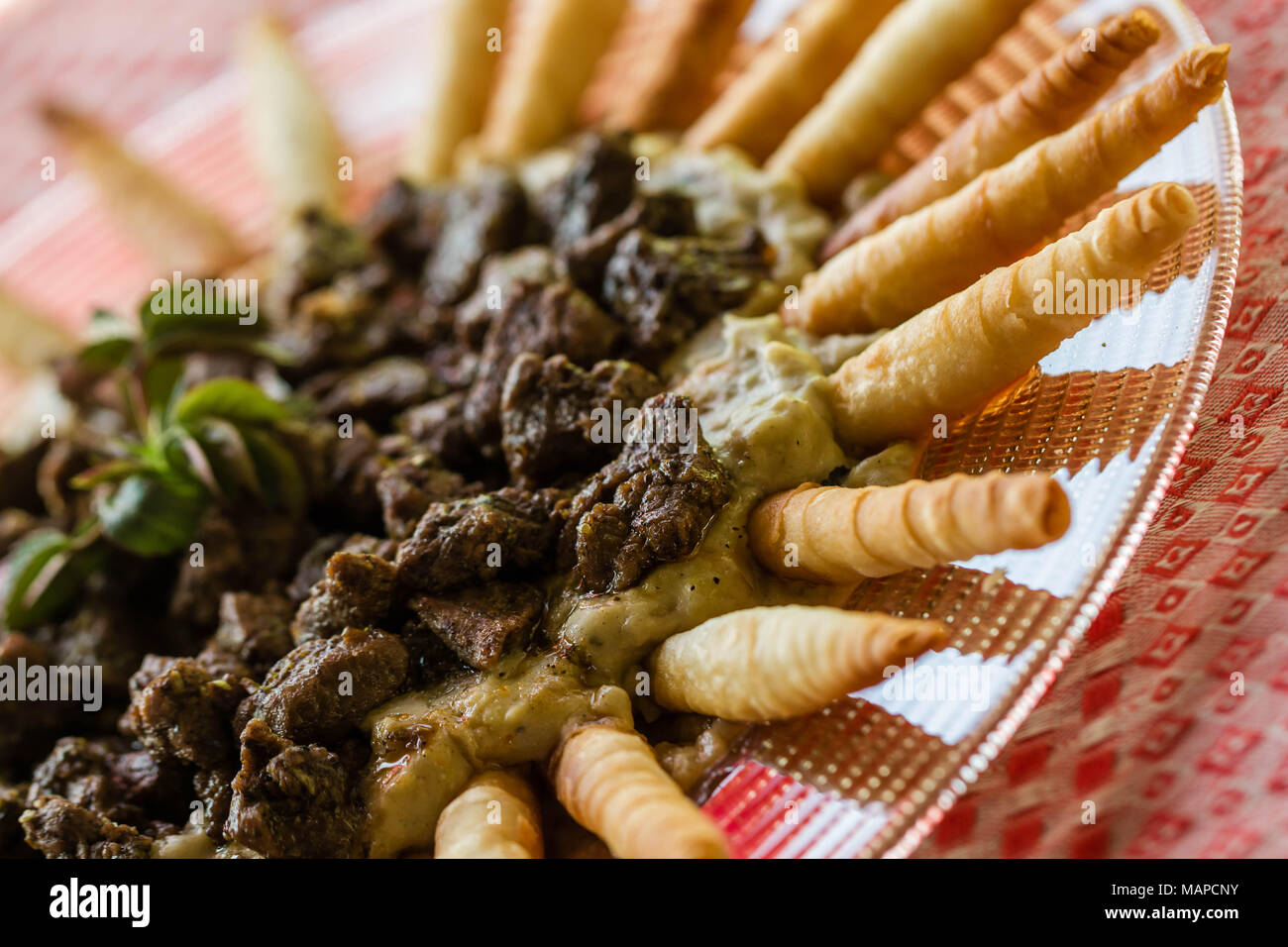 Cibo turco tradizionale Hunkar Begendi fatta con le melanzane e carne Foto Stock