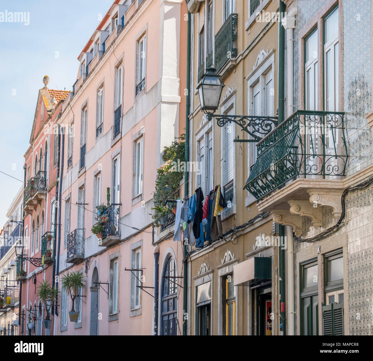 Lo storico quartiere di Alfama quartiere nel centro di Lisbona, Portogallo. Foto Stock