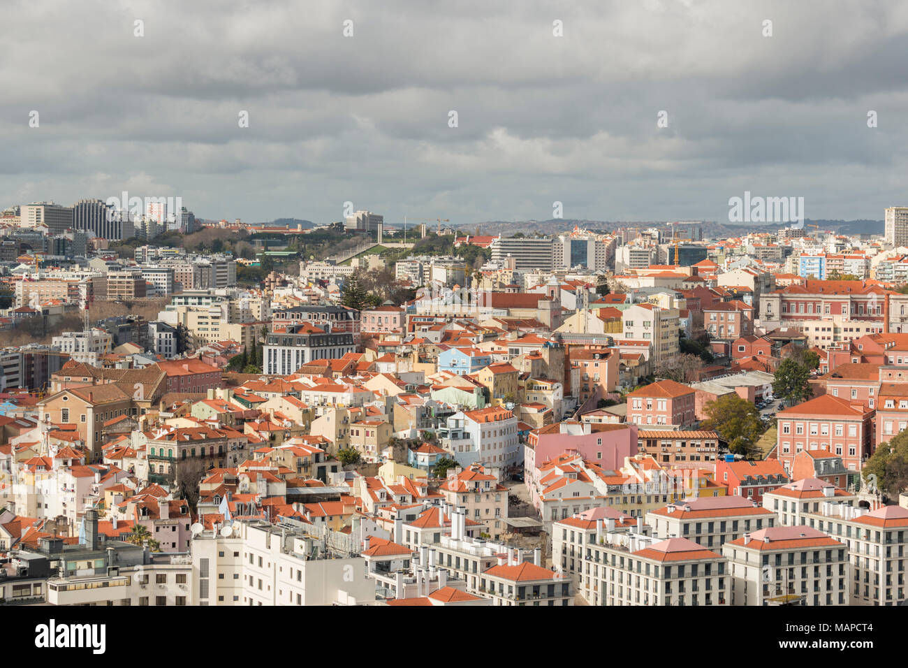 Viste dal tetto in tutta la città dallo storico quartiere di Alfama quartiere nel centro di Lisbona, Portogallo. Foto Stock