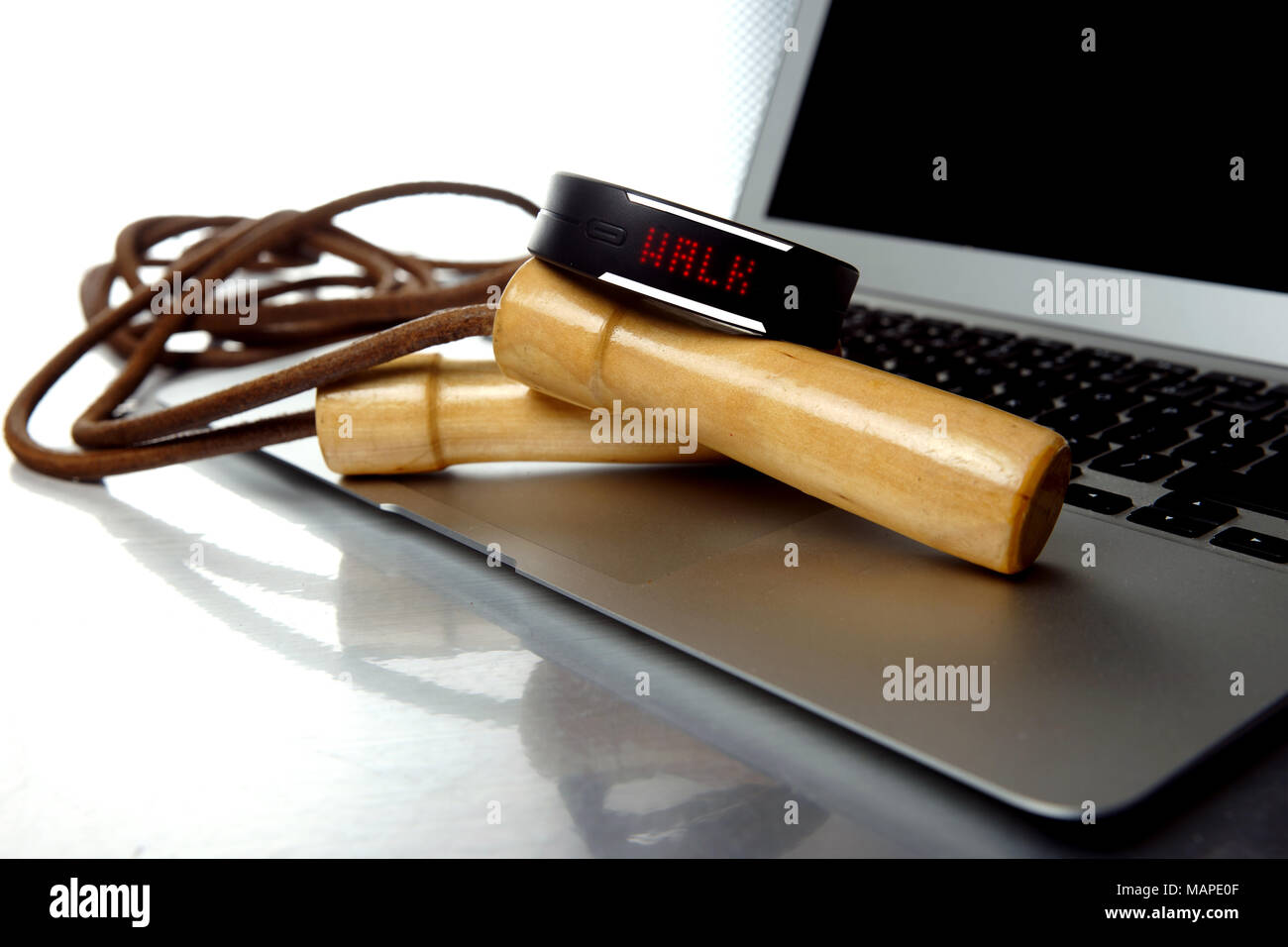 Montreal, Canada,3,Aprile,2018. Excersize activity monitor con un salto con la corda su un computer portatile.Credit:Mario Beauregard/Alamy Live News Foto Stock