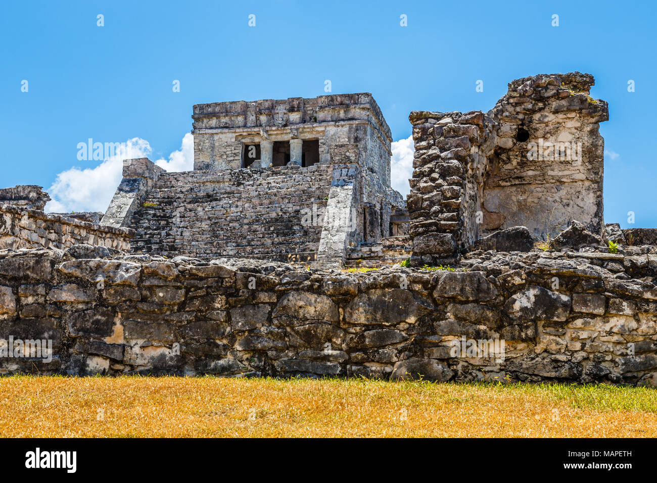 Vecchio rovinato antico tempio Maya con cielo blu, Tulum sito archeologico, la penisola dello Yucatan, Messico Foto Stock