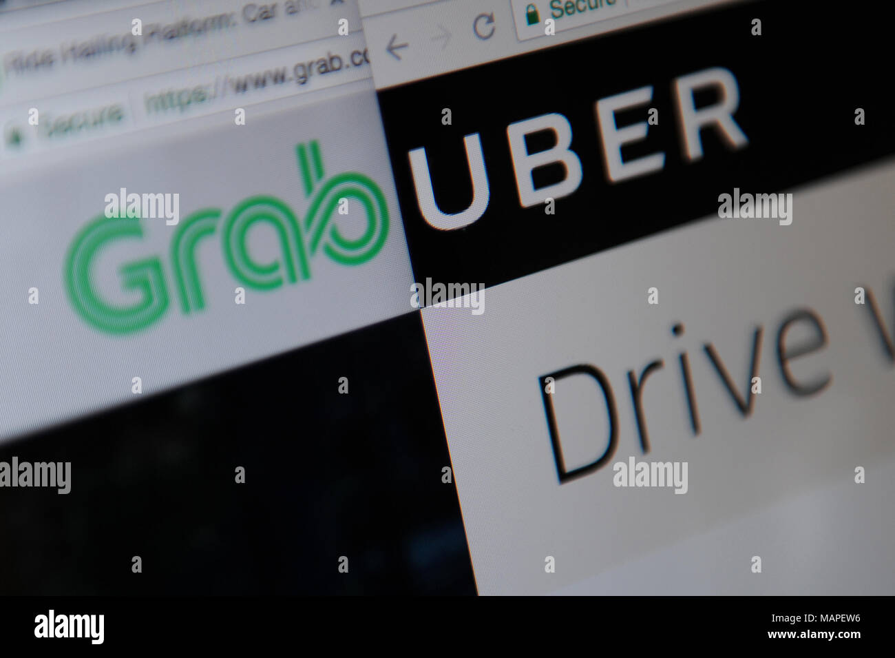 Cavalcare i siti web di condivisione, afferrare e Uber pagine web sono entrambi visibili sullo schermo di un computer Foto Stock