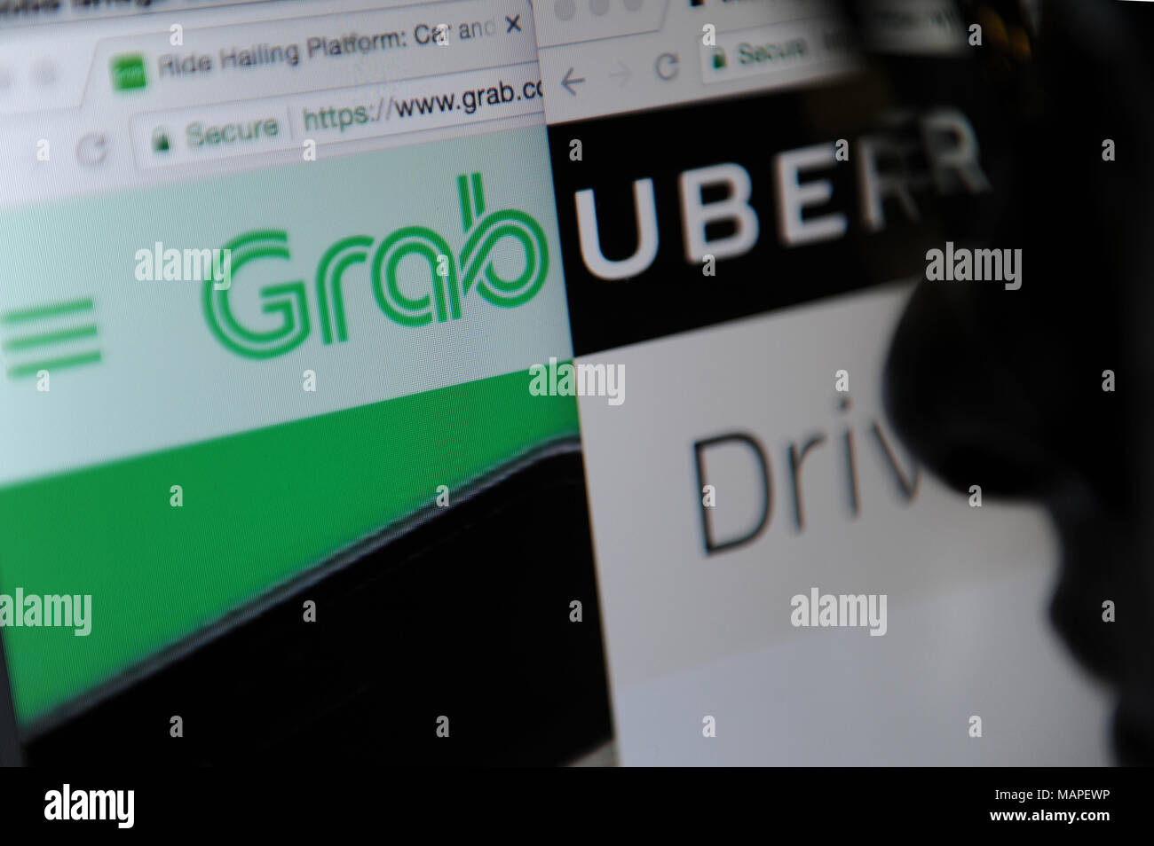 Cavalcare i siti web di condivisione, afferrare e Uber pagine web sono entrambi visibili sullo schermo di un computer Foto Stock