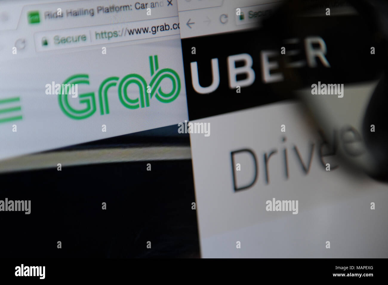 Cavalcare i siti web di condivisione, afferrare e Uber pagine web sono entrambi visibili sullo schermo di un computer Foto Stock