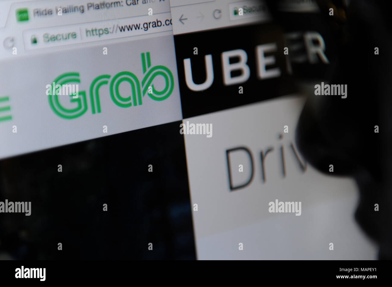 Cavalcare i siti web di condivisione, afferrare e Uber pagine web sono entrambi visibili sullo schermo di un computer Foto Stock