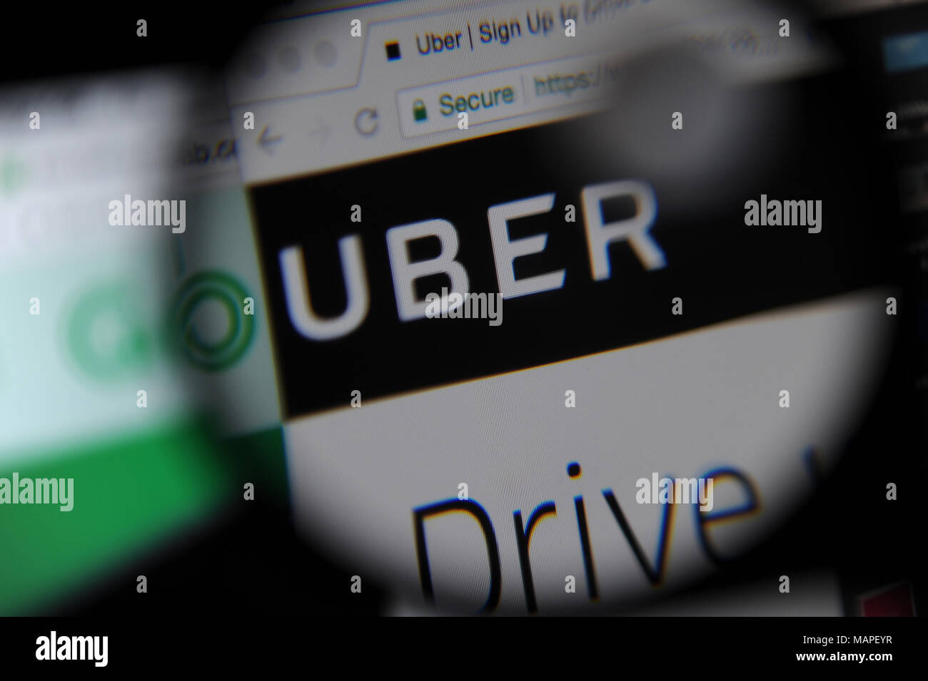 Cavalcare i siti web di condivisione, afferrare e Uber pagine web sono entrambi visibili sullo schermo di un computer Foto Stock