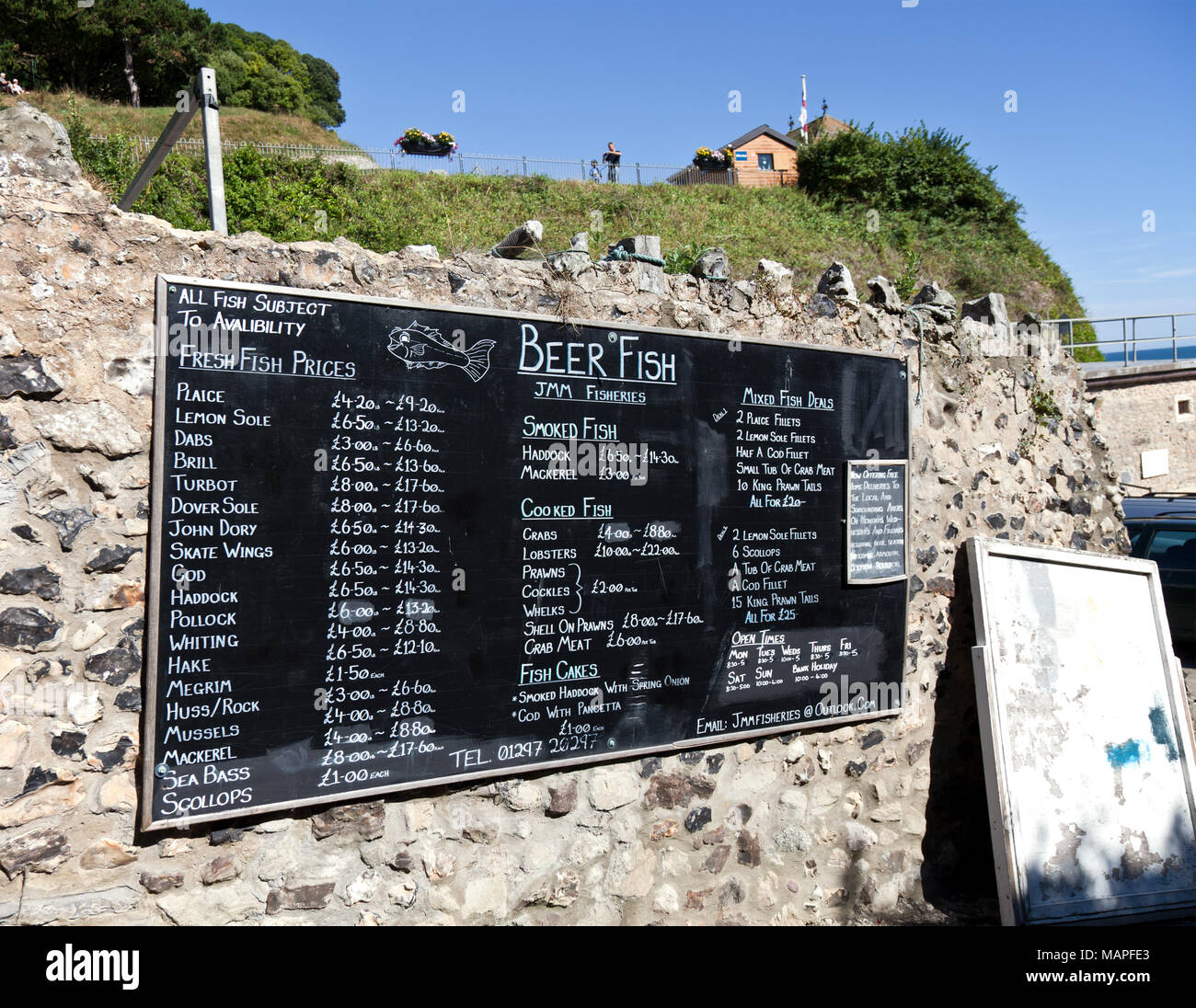 Del pescato del giorno è inviato per la vendita sulla rampa alla birra's beach. Il prodotto della città della piccola flotta peschereccia. Foto Stock