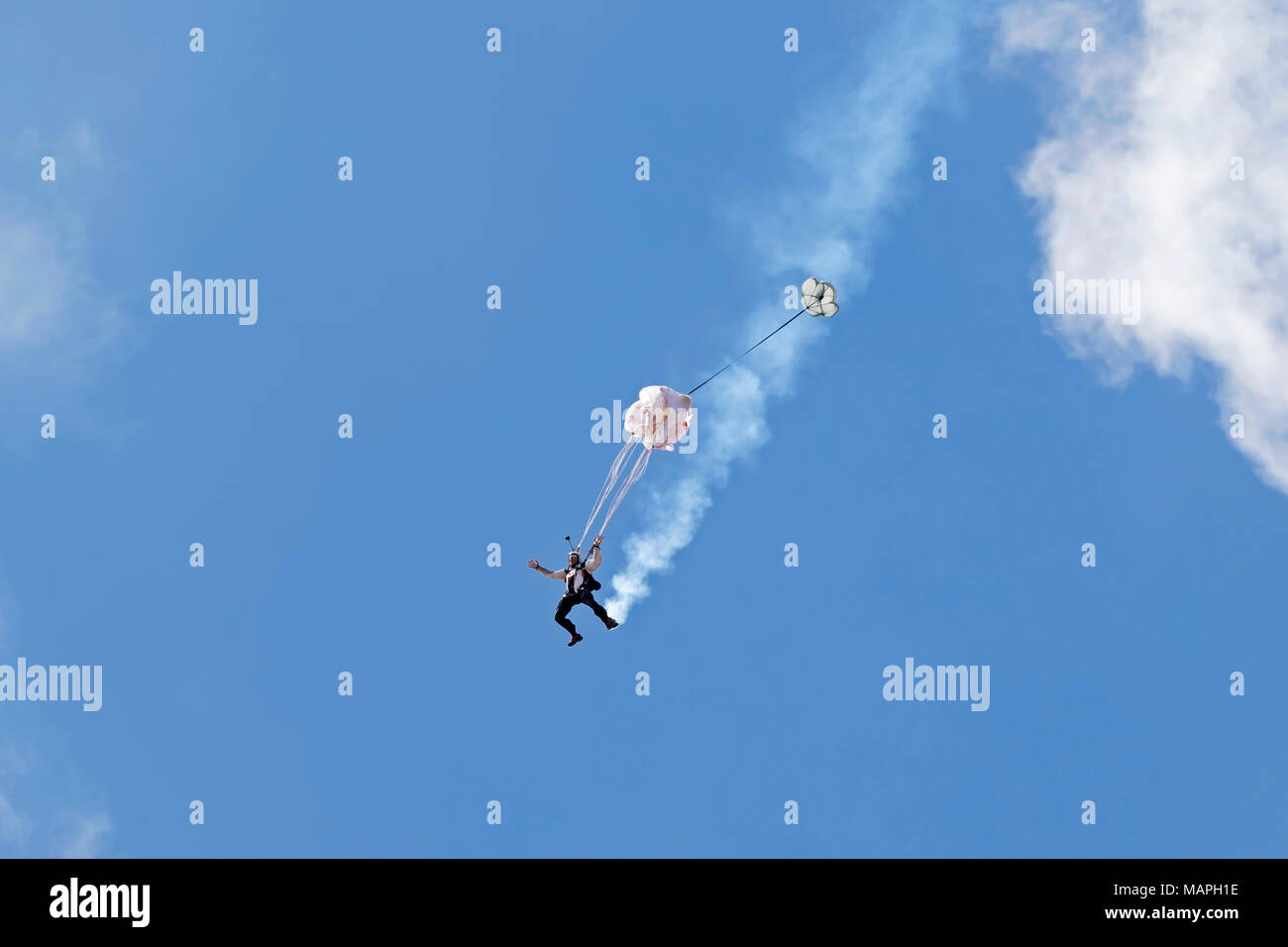 Parachute sky dive da elicottero a airshow di Foto Stock