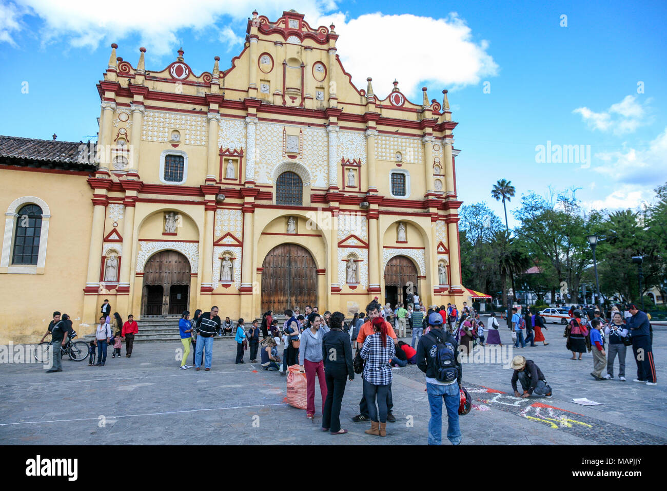 SAN CRISTOBAL, Messico - 8 Marzo 2012: persone su di una piazza a San Cristobal de las Casas cattedrale in Chiapas, Messico. Foto Stock