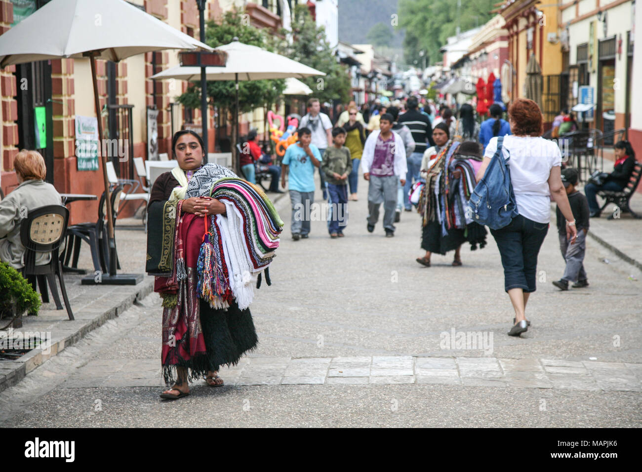 SAN CRISTOBAL DE LAS CASAS, Messico - 7 Marzo 2012: Chiapas fornitore srlling donna abiti tradizionali su una strada pedonale a San Cristobal de las Ca Foto Stock