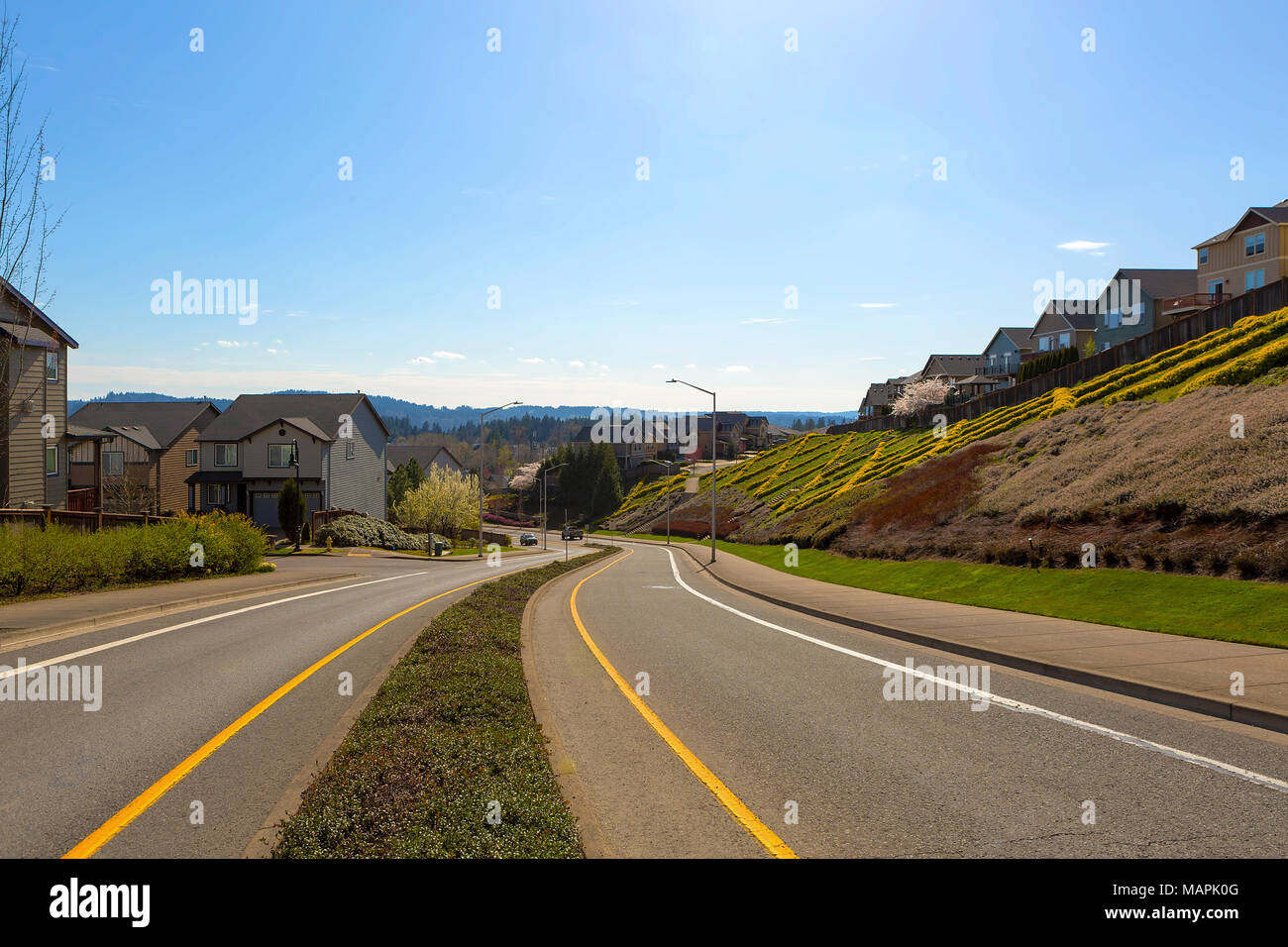 Intorno a due vie street in Nord America zona suburbana su un cielo blu giornata di sole Foto Stock