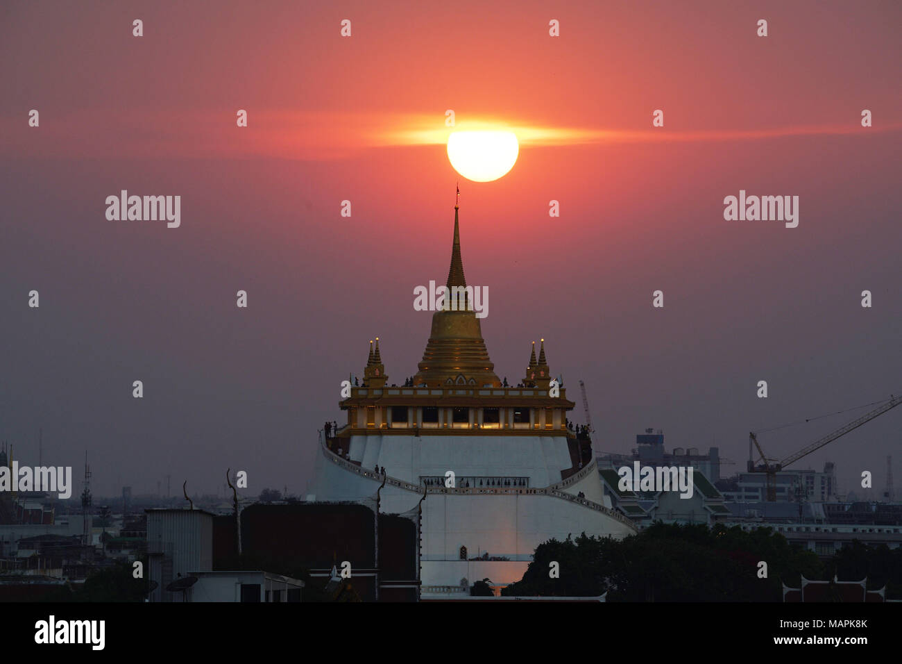 Golden Mount Tempio a Bangkok al crepuscolo ,Sun andare verso il basso dietro il tempio Wat Saket, Bangkok, Thailandia Foto Stock